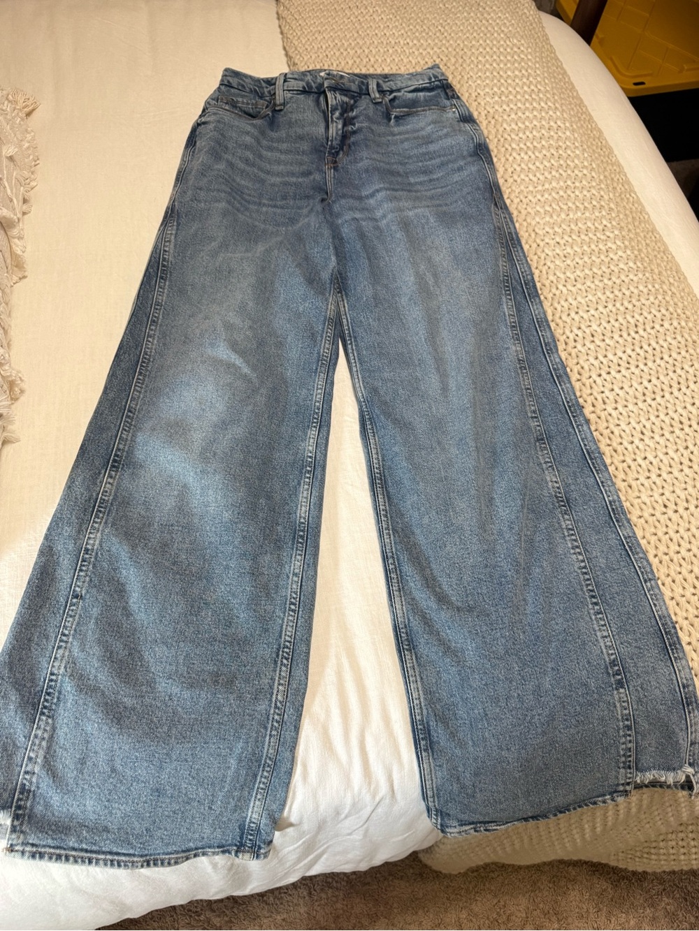 Good American Wide-Leg Jeans in Medium Blue Wash